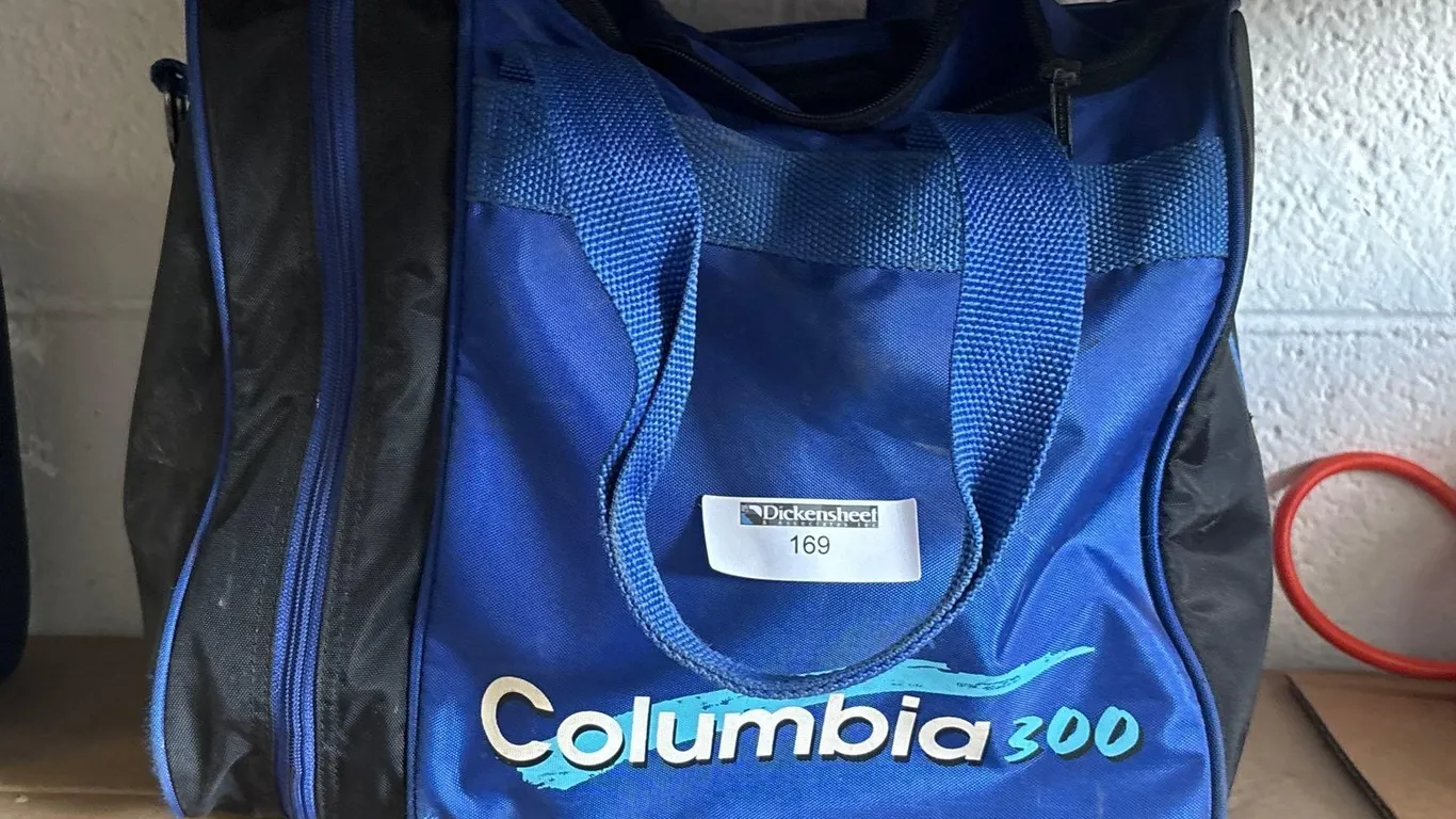 COLUMBIA 300 BOWLING BALL BAG WITH EBONITE BOWLING BALL