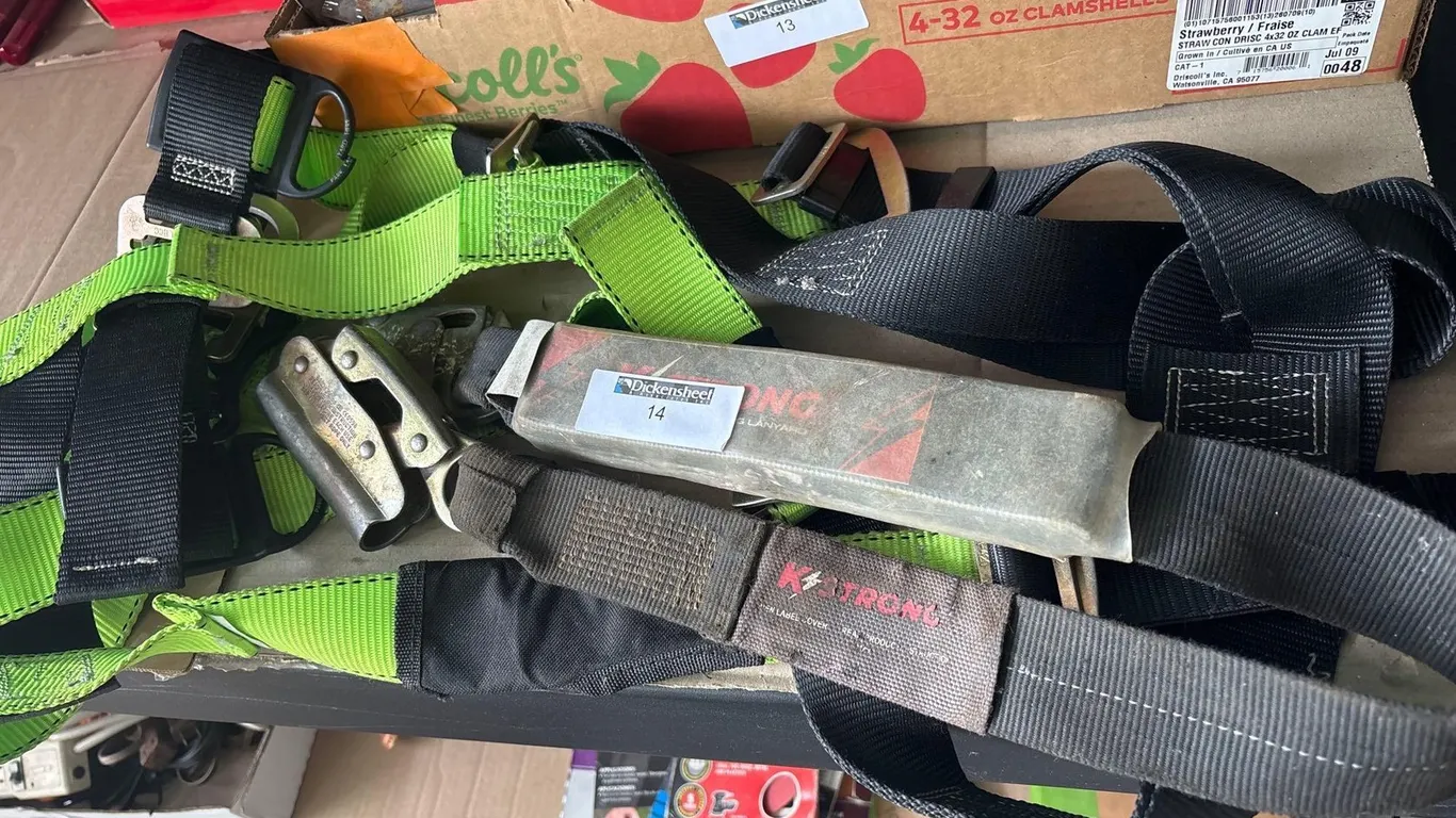 FULL BODY SAFETY HARNESS