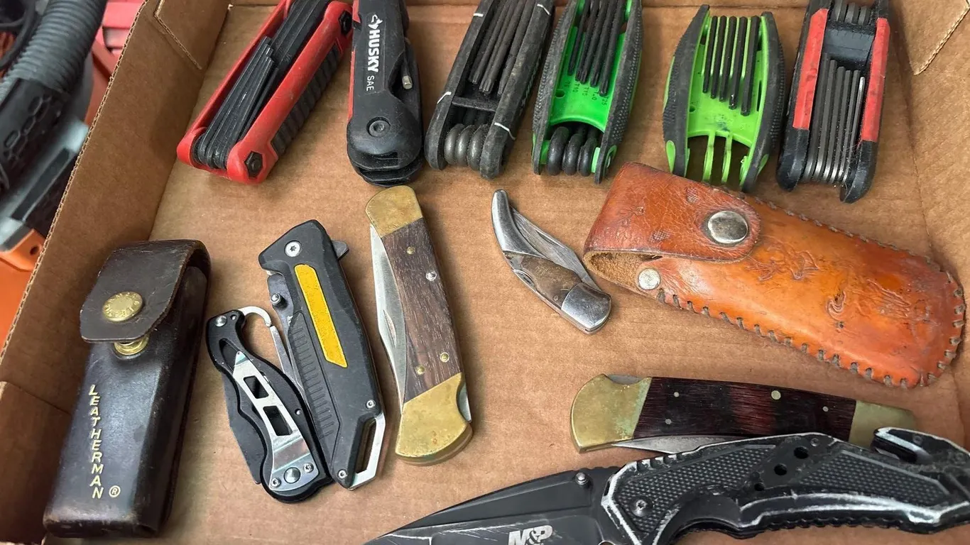 LOT OF KNIVES AND HEX KEY SETS