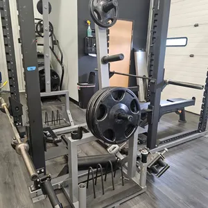 Rubber coated plates & 4 clamps. 6 - 45lbs., 4 - 25lbs., 4 -10lbs., 4 - 5lbs., 4 - 2.5 lbs.