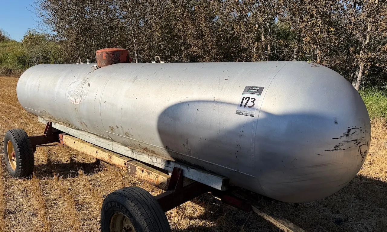 1000 Gal Propane tank on 4 whl Trailer