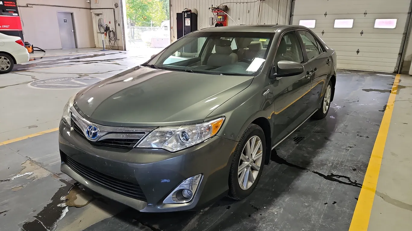 2013 Toyota Camry Hybrid XLE 4dr Sedan