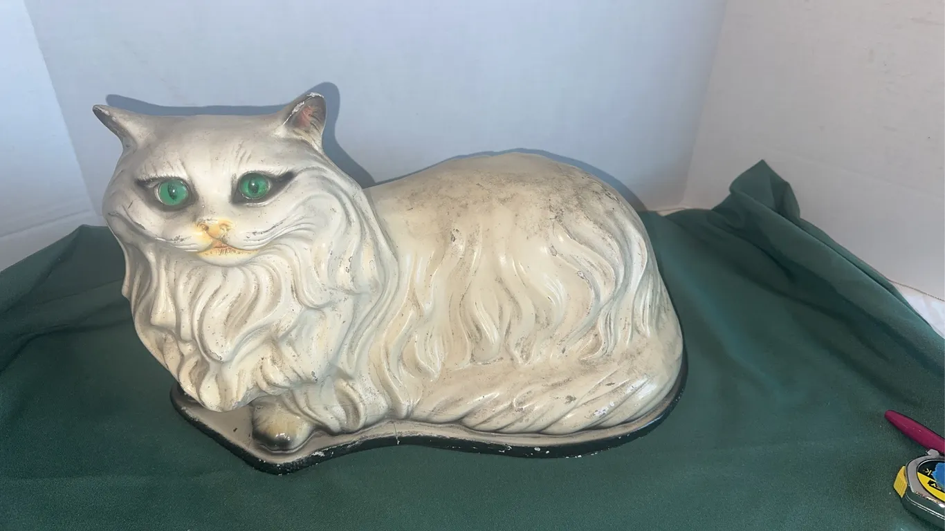 Large vintage ceramic Persian cat – 17 inches long.