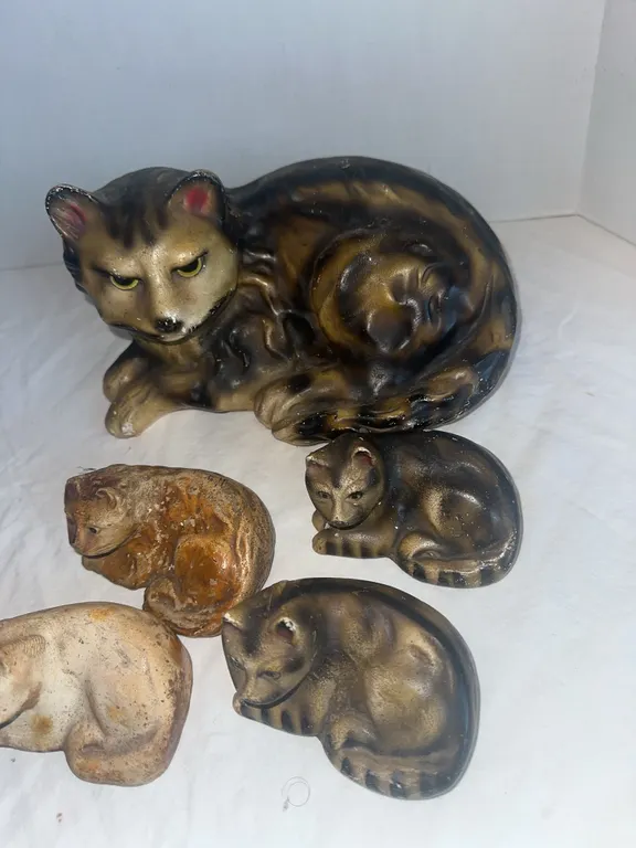 Vintage cat and kittens-chalkware