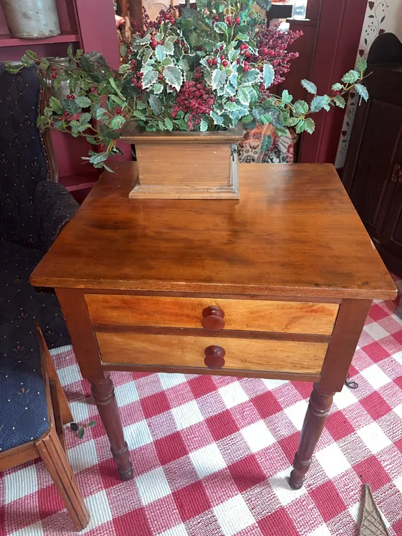 Beautiful antique side table – turned legs