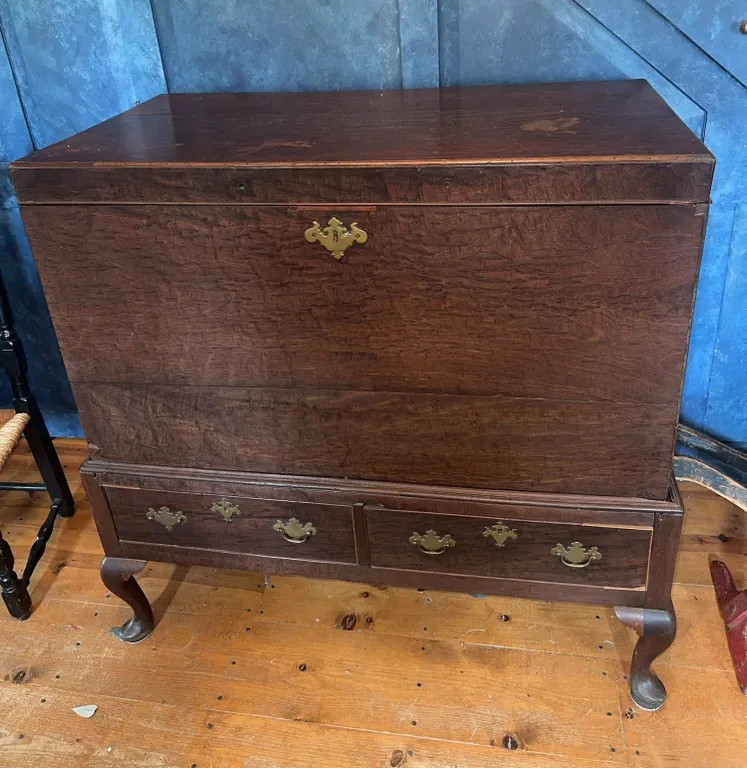 Rare! Queen Anne style chest on frame – 18th century