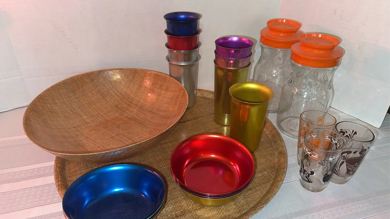Vintage kitchen – RAFFIA WARE, SUNBURST aluminum, etc.