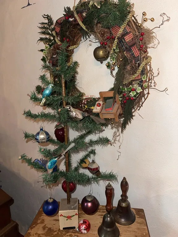 Sweet primitive Christmas tree, small with vintage ornaments, two bows and a beautiful holiday wreat
