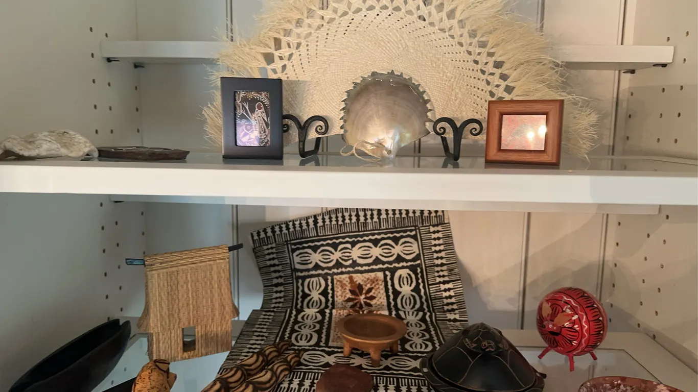 Travel souvenirs/decor