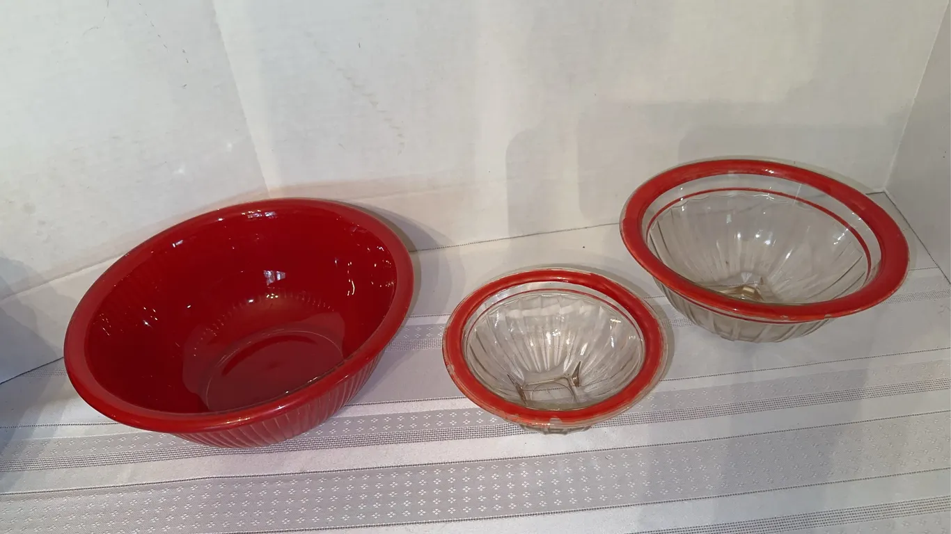 Vintage Pyrex nesting bowls - red