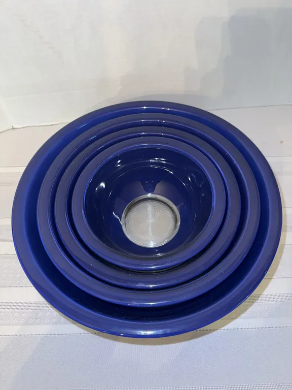 Vintage Pyrex 4 nesting bowls - blue