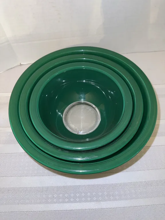 Vintage Pyrex 3 nesting bowls - green