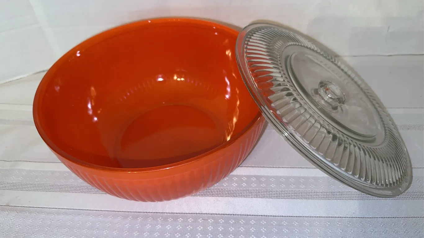 Anchor Hocking round lidded refrigerator dish