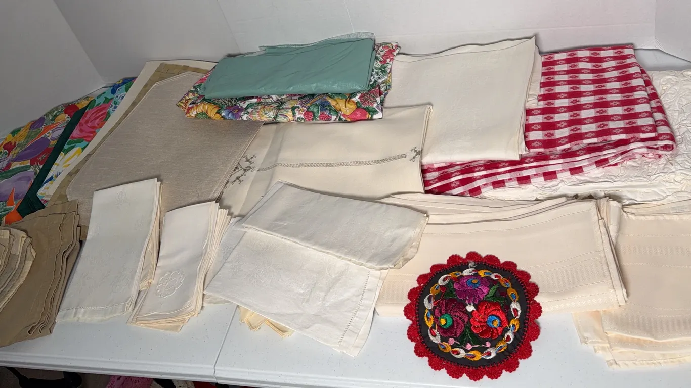 Assortment of Tablecloths, Placemats & Napkins