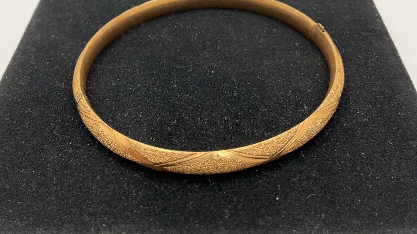 Gold 8in Round Expandable Bracelet, Metal Content Unmarked, 8.24g Total Weight