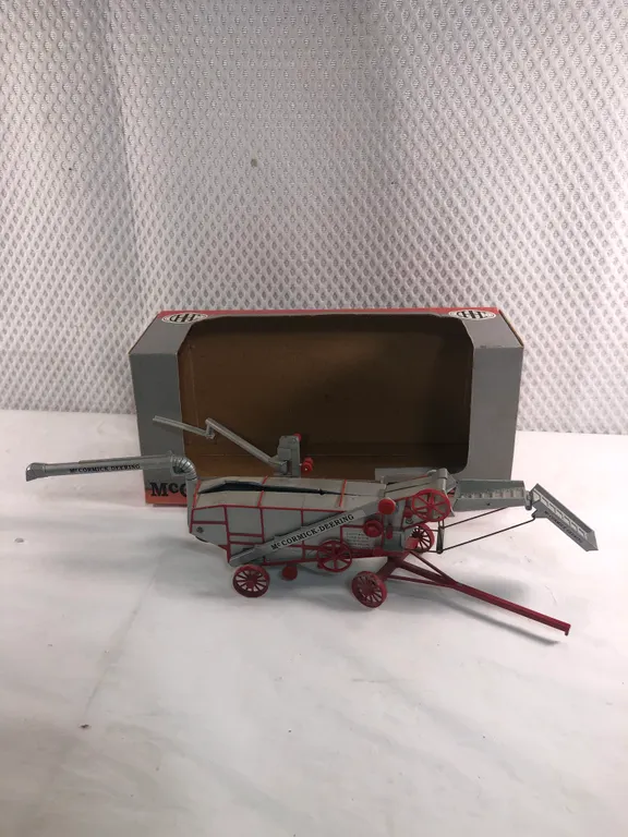 McCormick-Deering Thresher 1/28 Scale