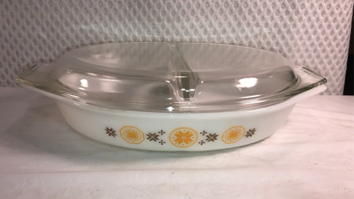 Pyrex Town and Country Divided, Lidded 1 1/2 Quart Casserole
