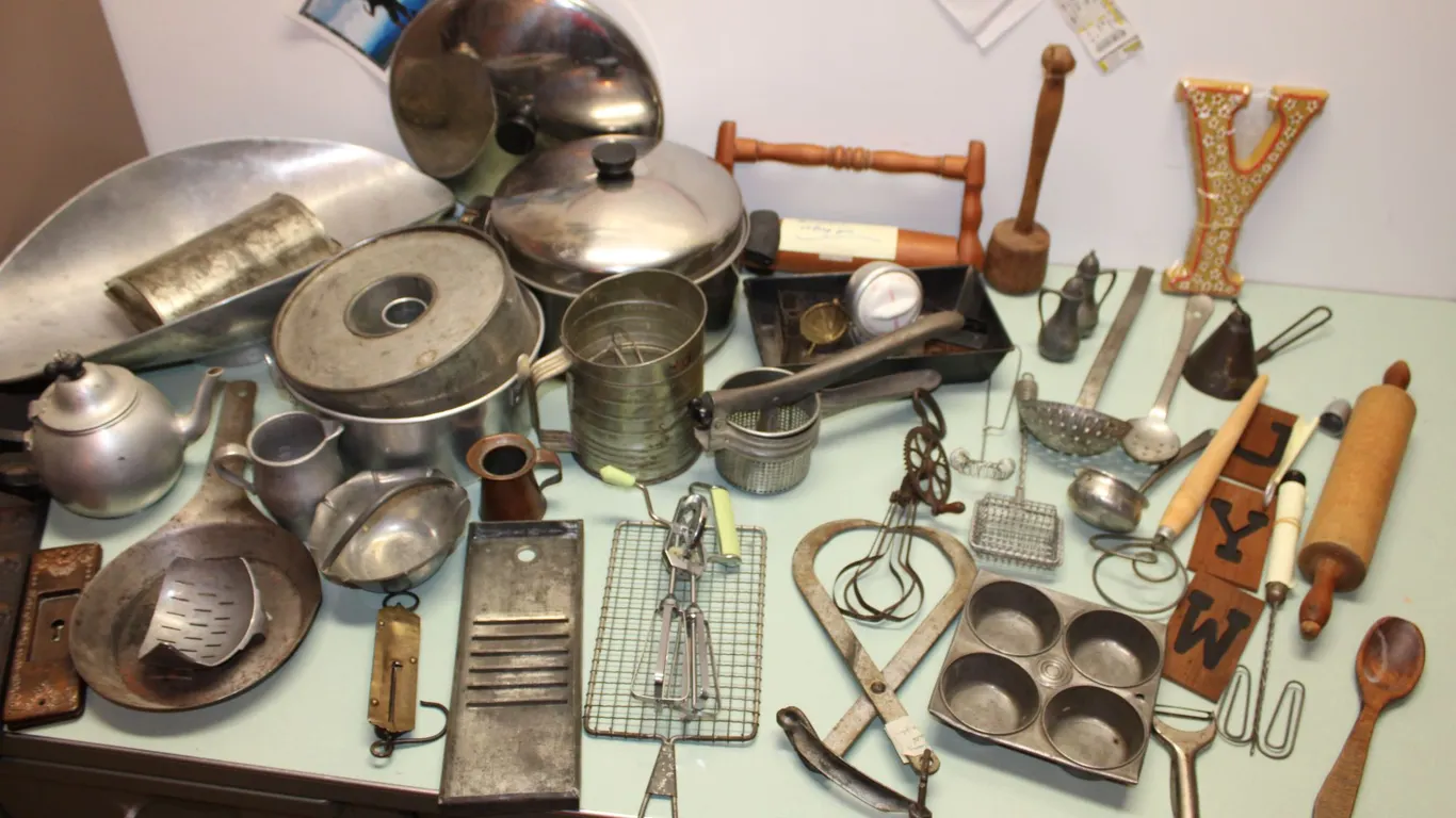 Vintage Kitchen Utensils & Cookware