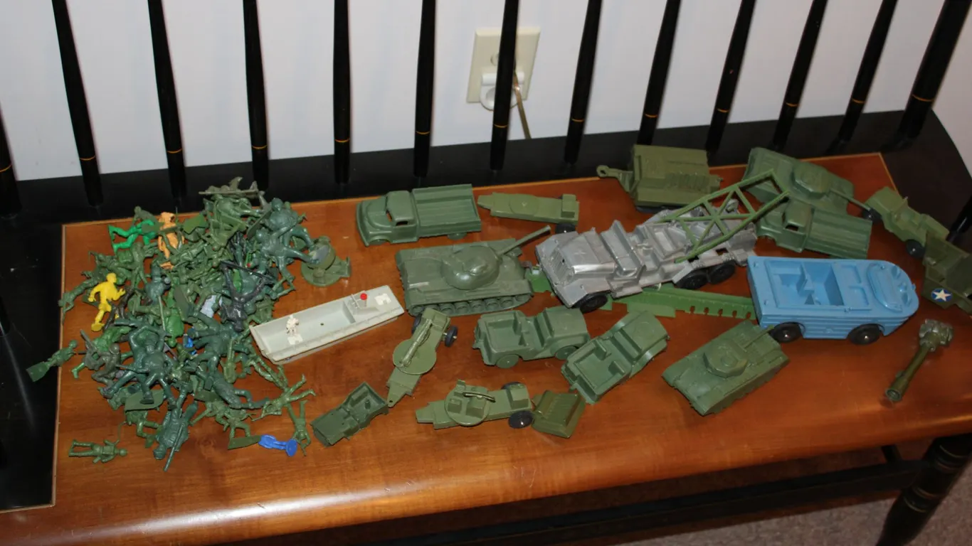 Military Toy Soldiers & Vehicles
