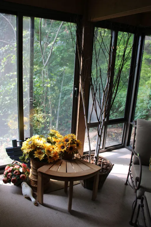 Patio Table & Décor