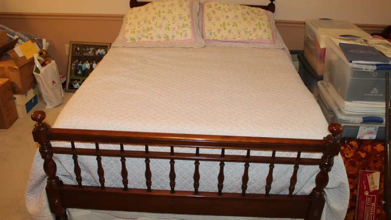 Colonial Spindle Bed