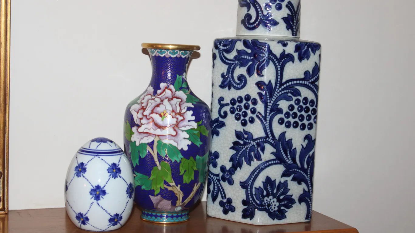Porcelain & Cloisonné Décor