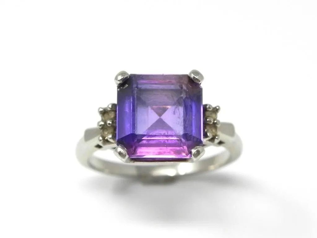 10KT WHITE GOLD & EMERALD CUT AMETHYST RING 4.25g