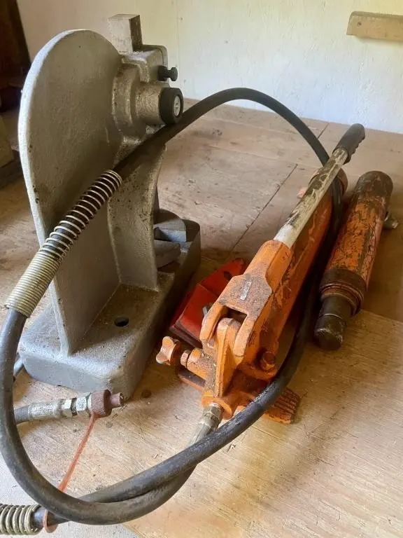 Manual 1-Ton bench-top arbor press with a
