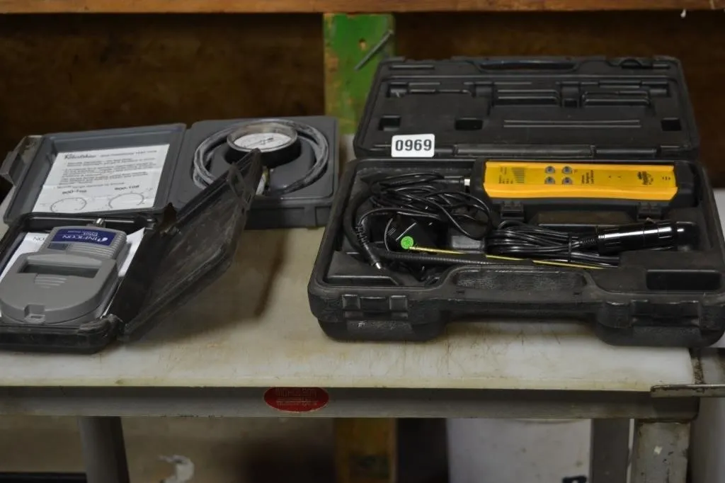 Vaccum gauge & refrig. leak detector
