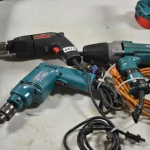 set of 3 corded drills - 2 Makita 1 skill
