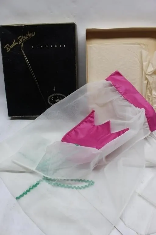 Vintage Silknit "Brush Stroke" Lingerie Set w/ B