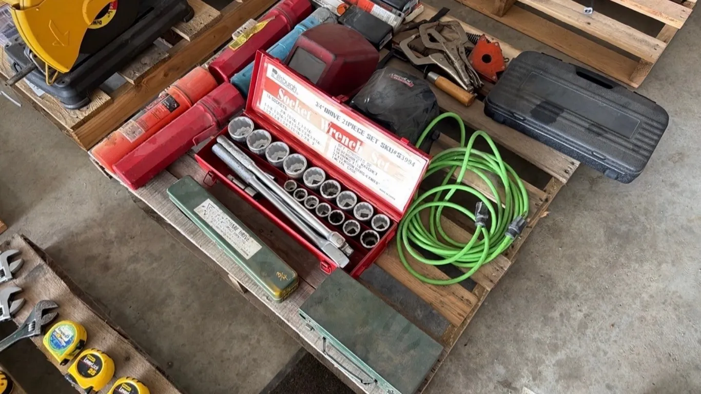 Pittsburgh 3 1/4" drive 21pc socket wrench set w/ assorted tools
