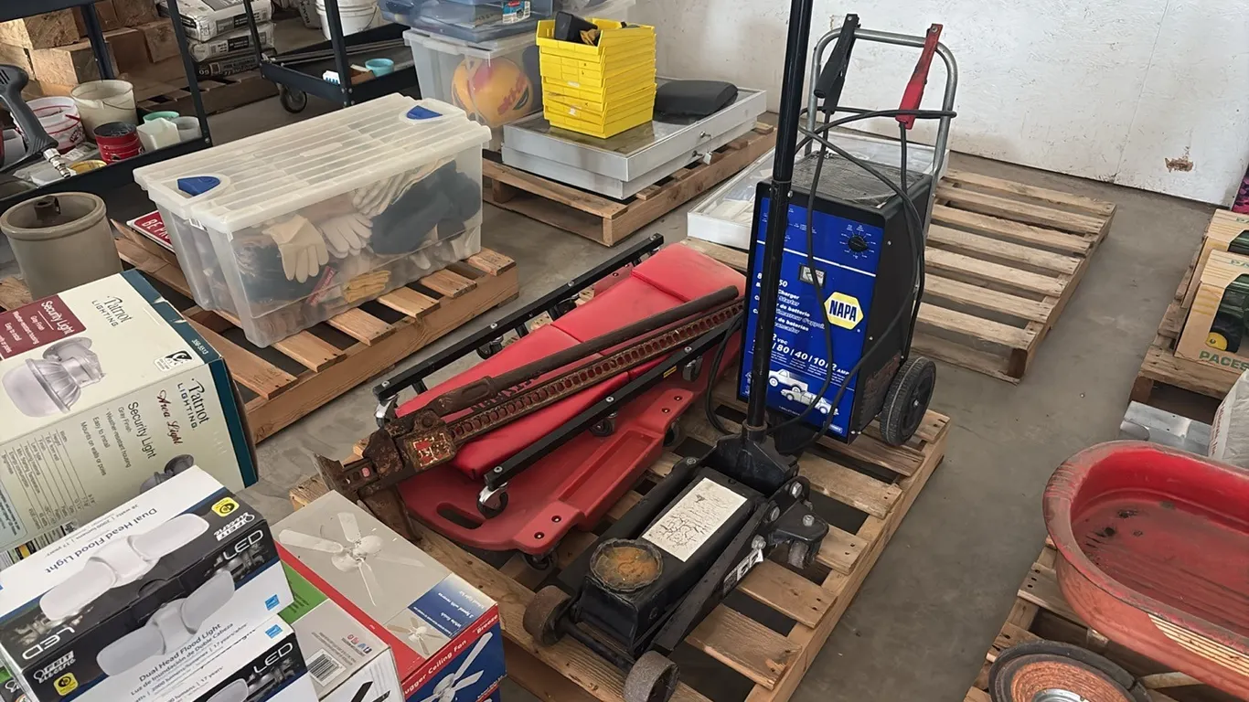 Napa 6/12v battery charger & starter w/ floor jack, Handy Man jack & creepers
