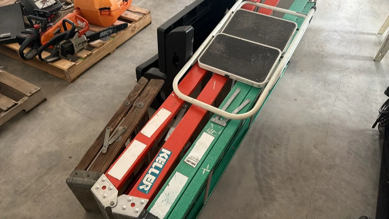 2) Keller 6' fiberglass step ladders w/ 3) step stools
