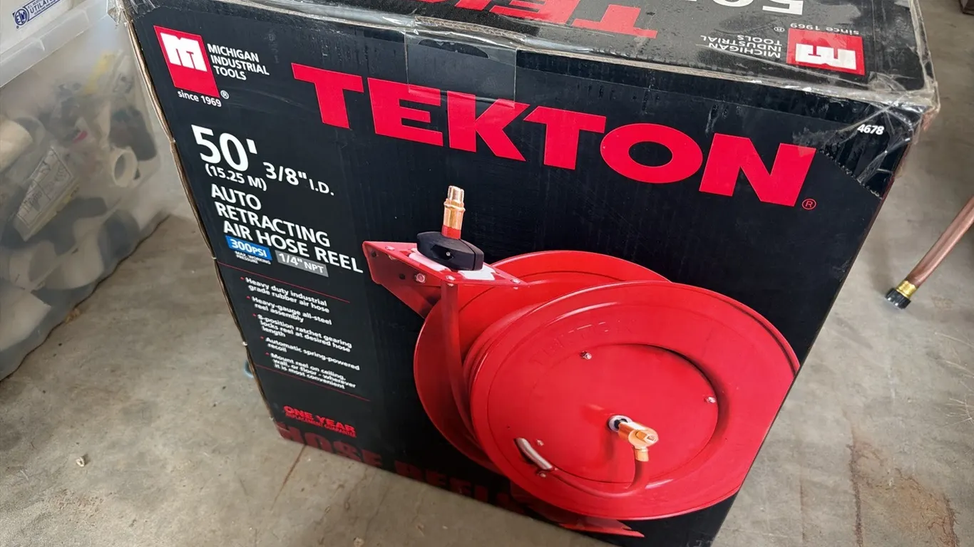 Unused Tekton 50' 3/8" auto retracting air hose reel