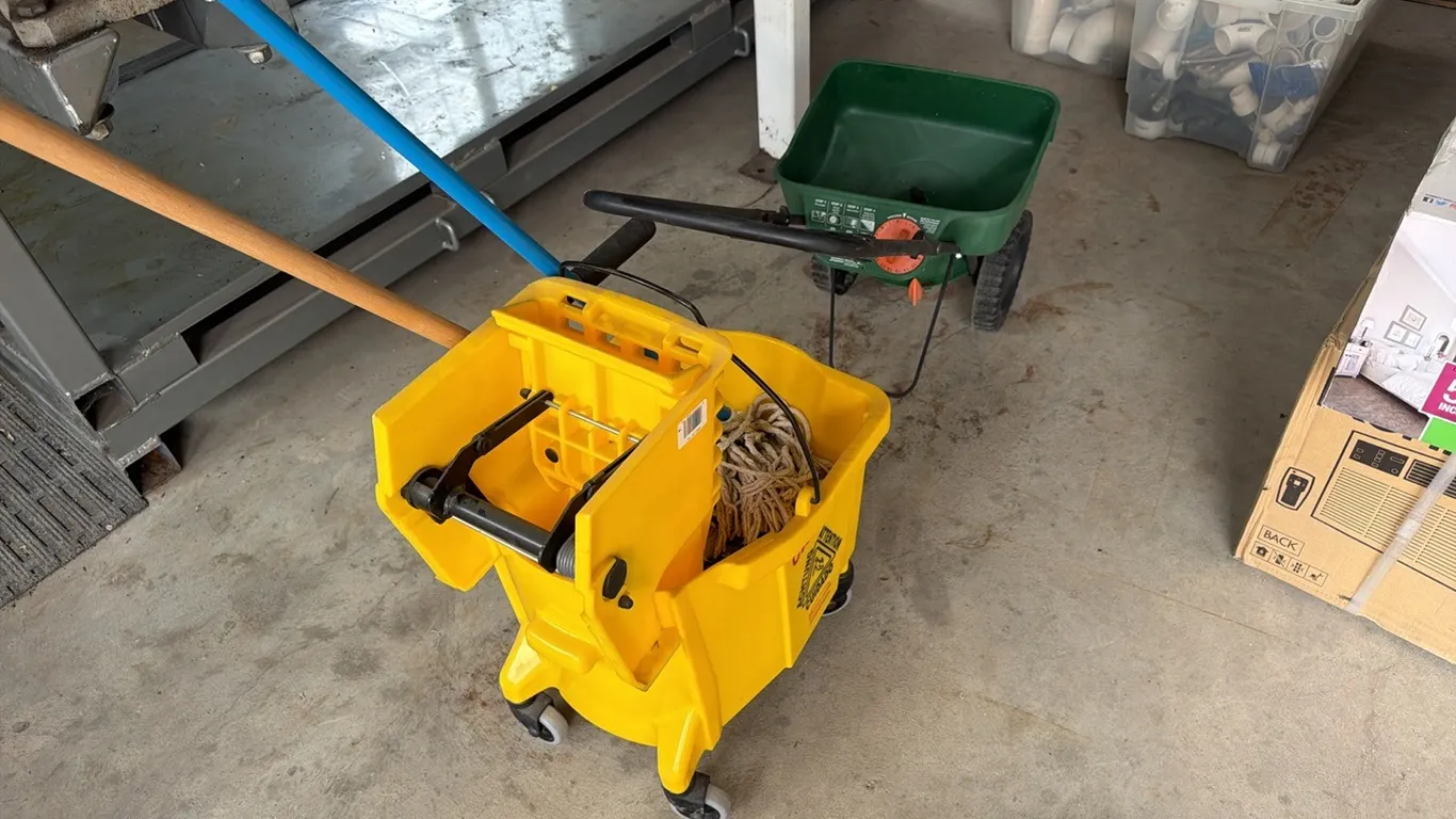 Scotts lawn spreader w/ mop bucket