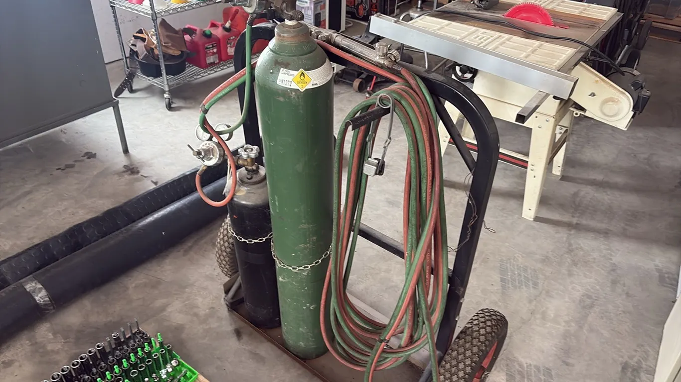 HD Torch cart w/ Smith cutting torch, Harris regulators & tank