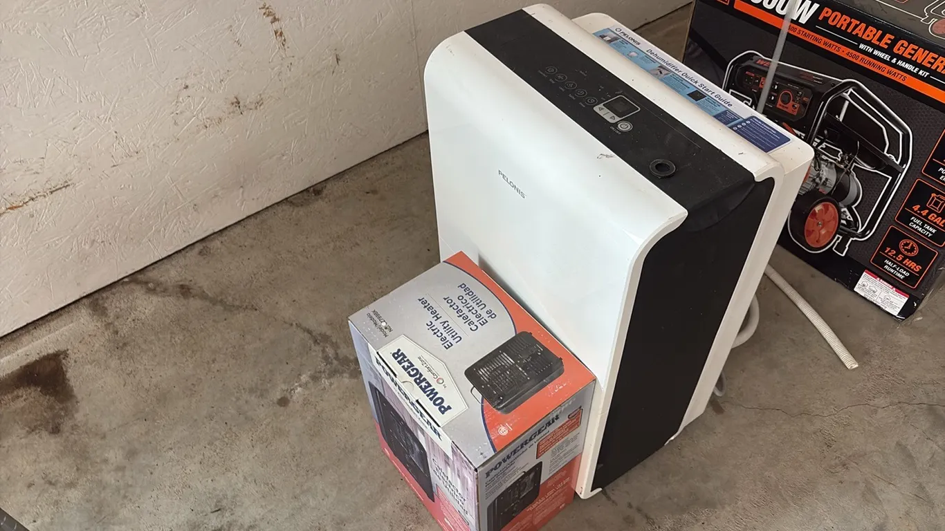 Unused PowerGear elec heater w/ Pelonis dehumidifier