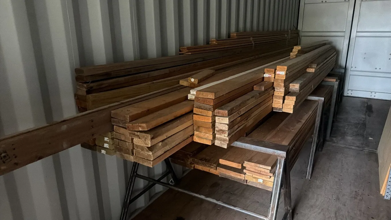 Quantity of assorted lengths of wood