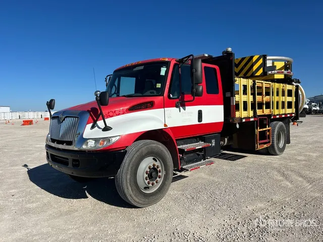 2004 International 4400 4x2 Attenuator Truck