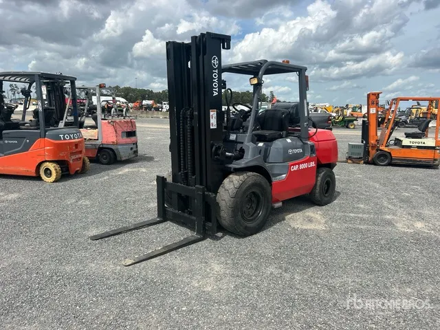Toyota 8000 lb Pneumatic Tire Forklift