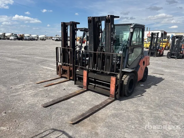Toyota 8FD35U 6500 lb Pneumatic Tire Forklift