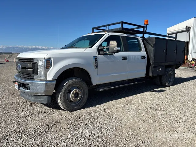 2019 Ford F-350 XLT 4x4 Crew Cab Utility Truck