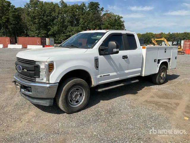 2019 Ford F-350 4x4 Extended Cab Utility Truck