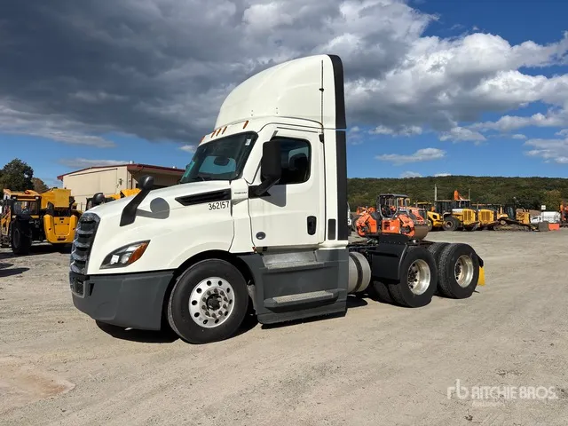 2021 Freightliner Cascadia 126 6x4 T/A Day Cab Truck Tractor