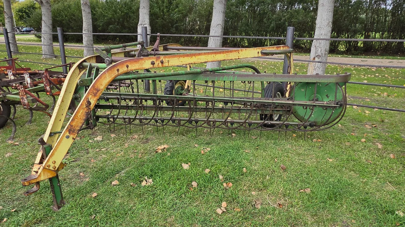 JOHN DEERE HAY RAKE