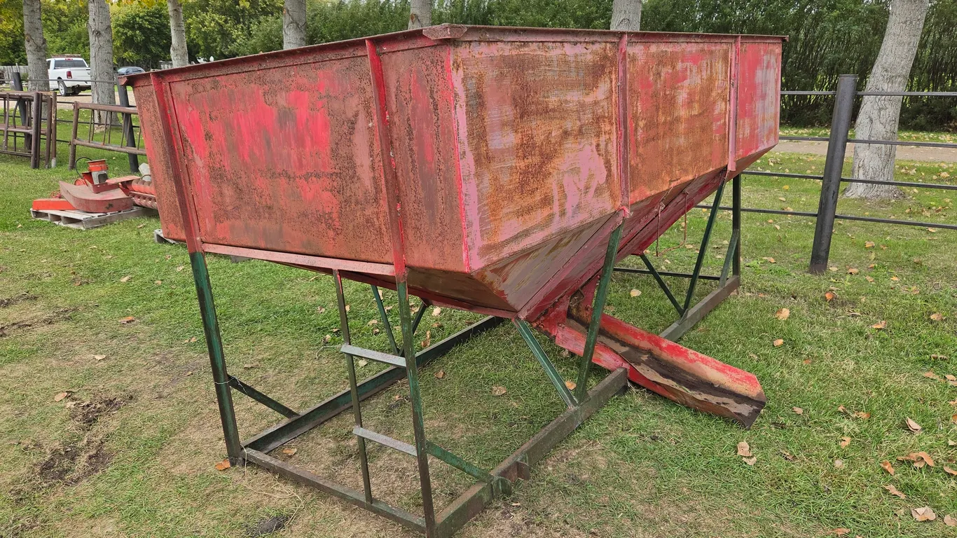 FEED WAGON