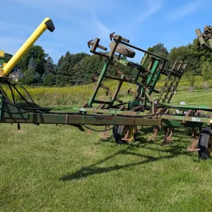 John Deere 960 Field Cultivator