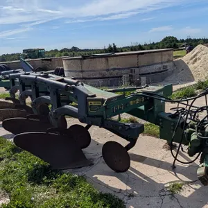 John Deere 2810 Moldboard Plow