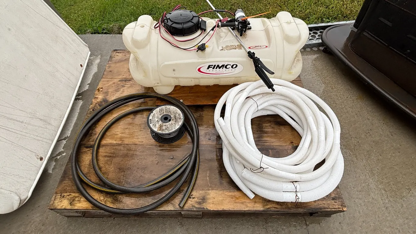 Finco 15 Gallon Tank, (3) Bilger Hoses, Partial Spool of Electric Fence Wire